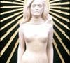 "Sur cette statue de Dalida, exposée à Montmartre, tu peux constater que la poitrine est plus claire que le reste du buste. L’explication est simple : les seins se sont décolorés à force d’être touchés par les passant·es.⁠ C’est loin d’être la seule statue représentant une femme à subir le même sort", dénonce francetv dans un billet d'humeur salutaire.