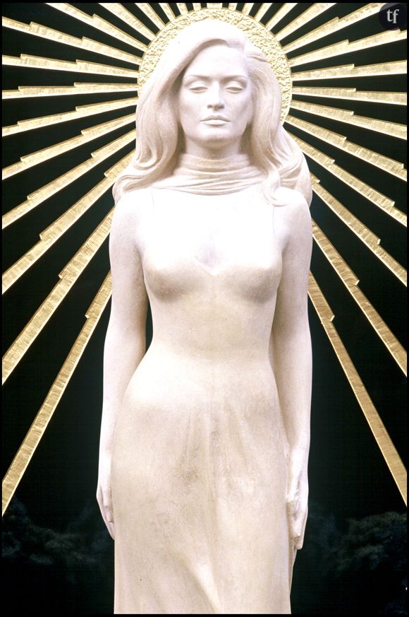 "Sur cette statue de Dalida, exposée à Montmartre, tu peux constater que la poitrine est plus claire que le reste du buste. L’explication est simple : les seins se sont décolorés à force d’être touchés par les passant·es.⁠ C’est loin d’être la seule statue représentant une femme à subir le même sort", dénonce francetv dans un billet d'humeur salutaire.