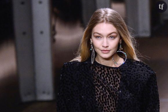 Envoyer valser les high size en pleine ère Ozempic ? Ca, c'est ce que reprochent les lecteurices de VOGUE face à cette Une starifiée. Et iels plutôt raison. Quand bien même Gigi Hadid voue, à en lire l'édito, un culte à Hairspray.