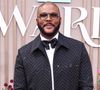 Qui est Tyler Perry ? Très populaire outre atlantique, il bénéficie d'une notoriété plus discrète sur nos territoires. Pourtant, ce comédien et cinéaste est l'une des figures les plus fédératrices de la communauté afroaméricaine. Son nom résonne à l'instar d'une Oprah, d'un Will Smith, ou d'un Martin Lawrence (Big Mama), acteur dont il emprunte d'ailleurs le goût pour le travestissement burlesque - c'est le concept de son hit comique, Diary of a Mad Black Woman.