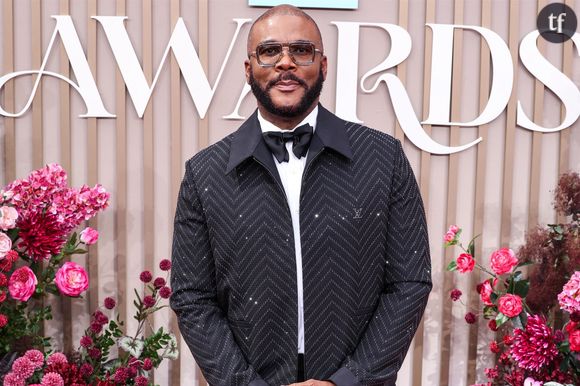 Qui est Tyler Perry ? Très populaire outre atlantique, il bénéficie d'une notoriété plus discrète sur nos territoires. Pourtant, ce comédien et cinéaste est l'une des figures les plus fédératrices de la communauté afroaméricaine. Son nom résonne à l'instar d'une Oprah, d'un Will Smith, ou d'un Martin Lawrence (Big Mama), acteur dont il emprunte d'ailleurs le goût pour le travestissement burlesque - c'est le concept de son hit comique, Diary of a Mad Black Woman.