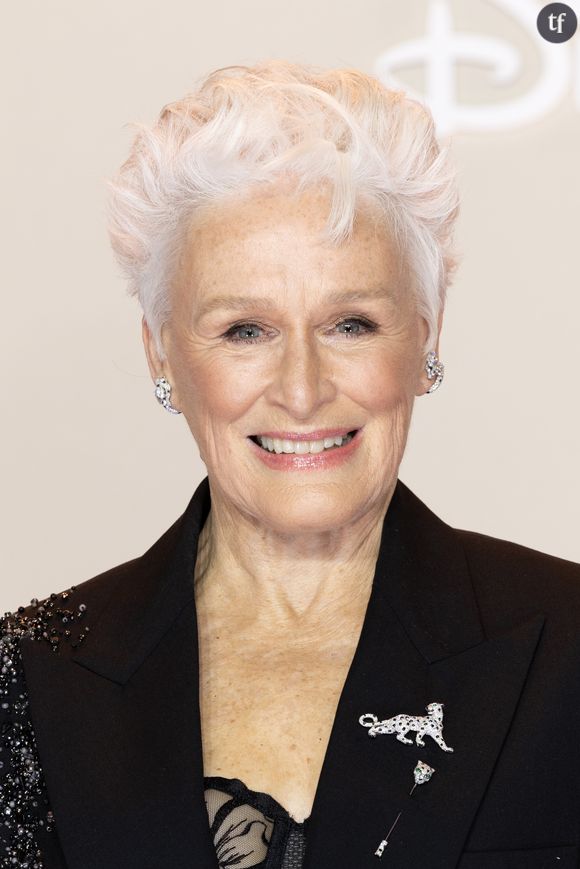 Dans Back in Action, Glenn Close a même droit à quelques scènes d'amour.  Le réalisateur Seth Gordon qui l'explique à Entertainement Weekly : "il n'y avait qu'un seul baiser dans le script... Mais Glenn Close et Jamie Demetriou étaient affamés. Ils étaient vraiment l'un sur l'autre !..."