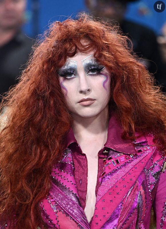 La pop star américaine était vêtue d'un body noir échancré au niveau des fesses, et de bottes.