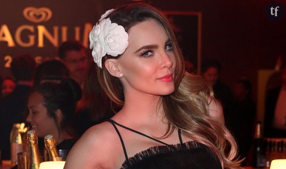 La vidéo du "Point Mode" de Belinda n'a pas échappé à Stevens Ishay, le créateur à l'origine de sa robe pour le Festival de Cannes 2025. Ce dernier a manifesté son mécontentement dans une vidéo Instagram : "Voilà pourquoi je n'habillerai plus le Festival de Cannes", déclare-t-il. "On passe par des bureaux de presse, des stylistes, qui prêtent nos robes aux célébrités et les célébrités ne savent même pas qui on est, quel est le designer, l'histoire de la robe", s'agace le créateur. "C'est énormément de travail derrière, donc la moindre des choses serait de nous créditer". 

Le couturier a également déploré l'état "catastrophique" dans lequel certaines célébrités rendent les robes prêtées : "des odeurs de transpiration, déchirées, abîmées, je ne sais pas ce qu'elles font avec en soirée". "Dorénavant, les célébrités qui voudront porter nos robes sur le tapis rouge devront se déplacer, faire les essayages. Ça s'est très bien passé avec plusieurs d'entre elles : elles sont venues directement, ont vu l'envers du décor et le travail qu'il y a derrière et ont respecté notre travail", conclut-il.