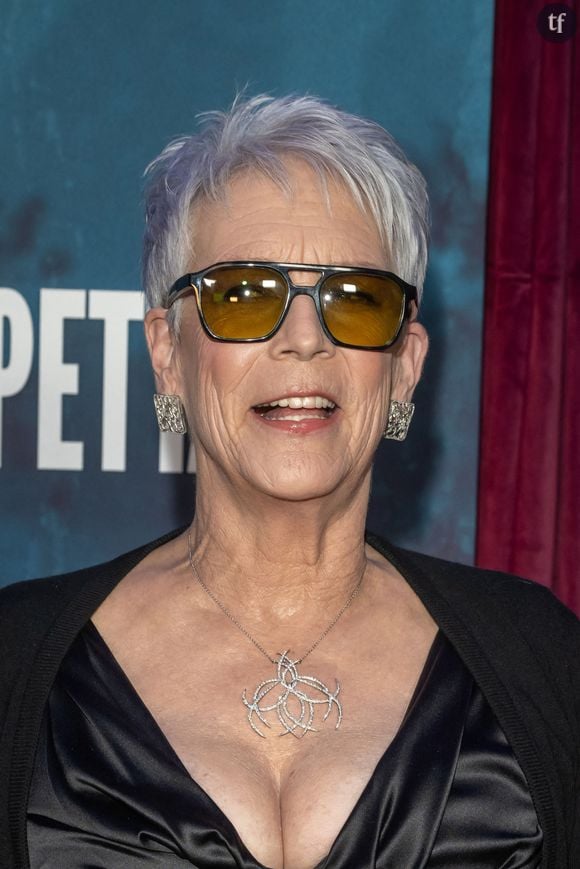 Elle est audacieuse à souhait, Jamie Lee Curtis, dans ces tout nouveaux oripeaux qu’elle arbore sur le red carpet en compagnie de ses consœurs superstars, dont l'illustre Nicole Kidman, lors d’une avant-première dont les images exclusives sont à retrouver en bas de cet article. Icône hollywoodienne, scream queen légendaire (la Laurie Strode de la saga Halloween), comédienne et “fille de” emblématique capable du drame remarqué comme du blockbuster, la sexagénaire est aussi une figure mythique de sensualité.
