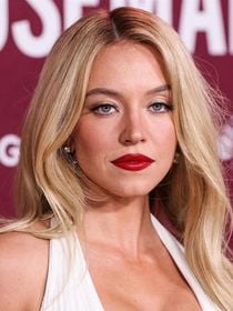 "On voit trop ses machins" : Sydney Sweeney iconique en robe décolletée, mais on lui reproche... d'avoir des seins