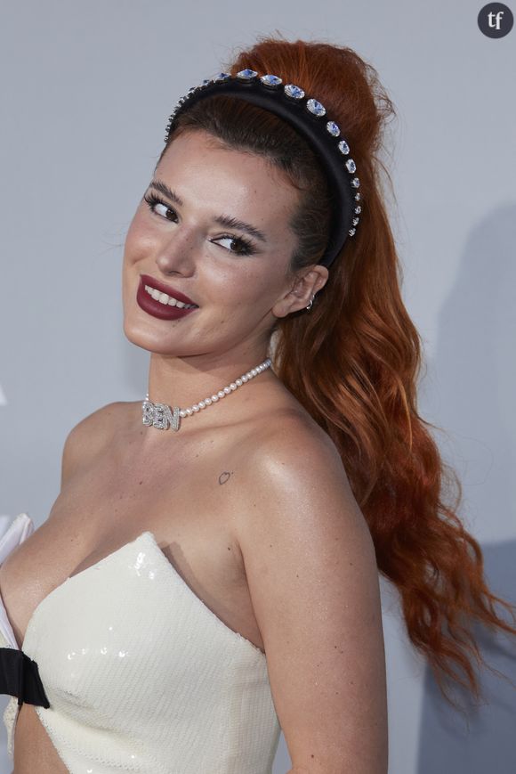 Elles sont accablantes, les allégations de Bella Thorne. Qui concernent le tournage du film La fille à la hache, en 2020. Sur le plateau, la comédienne aurait été blessée sa partenaire de jeu au niveau des parties génitales avec une meuleuse métallique.