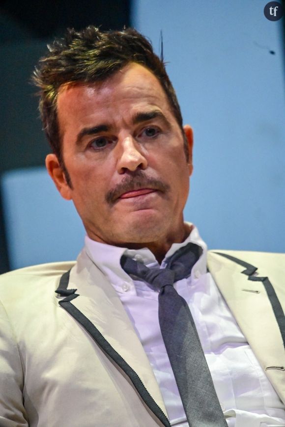 Mais les internautes, sans pitié, y vont de leur ironie : "Ah mais c'était pas sa fille ? C'était vraiment sa femme ?", s'amusent quelques chenapans un brin caustiques.