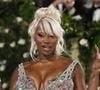 “Juste pour le buzz”, “la honte” : Aya Nakamura, Shay, Polska… Les looks dénudés font polémique à la cérémonie des Flammes