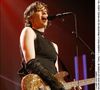 Guitare sèche à la main, elle envoie valdinguer les machos. Surtout ceux de l'industrie musicale. En interview aujourd'hui, ALANIS MORISSETTE dit les termes, et elle dénonce : "J'ai vite compris dans ce milieu que si les mecs ne pouvaient pas te baiser, ils ne savaient simplement pas quoi faire de toi !". Une verve redoutable qu'elle étaye en retour...