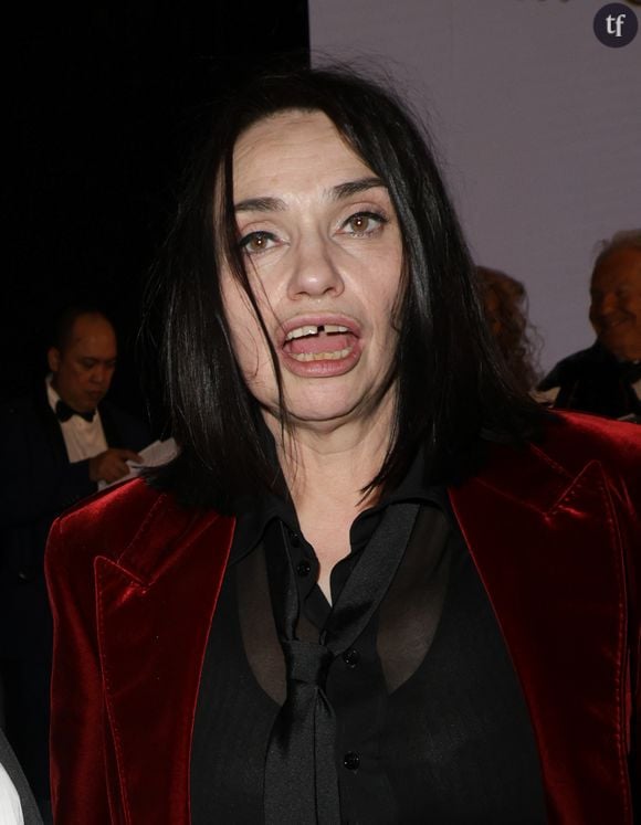 Et Béatrice Dalle de poursuivre sur le même ton, sans se séparer d’un humour qui ne ressemble qu’à elle et fonctionne précisément car il ne fera jamais consensus : “Moi, j’ai des copines, leur rêve, c’était d’avoir des enfants et je le respecte, je le comprends. Mais moi, d’ailleurs, si j’avais eu un enfant, je l’aurais appelé Alien. Ah ouais !”

Un coup de pied salvateur dans le galimatias de ces questions faussement curieuses et réellement intrusives qu’on impose aux femmes.