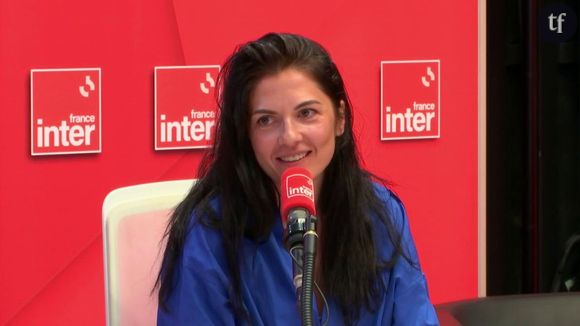 "Je suis une MILF, sexuellement attirante", défend cette humoriste féministe, sur la joie d'être "une cougar" dans un monde patriarcal