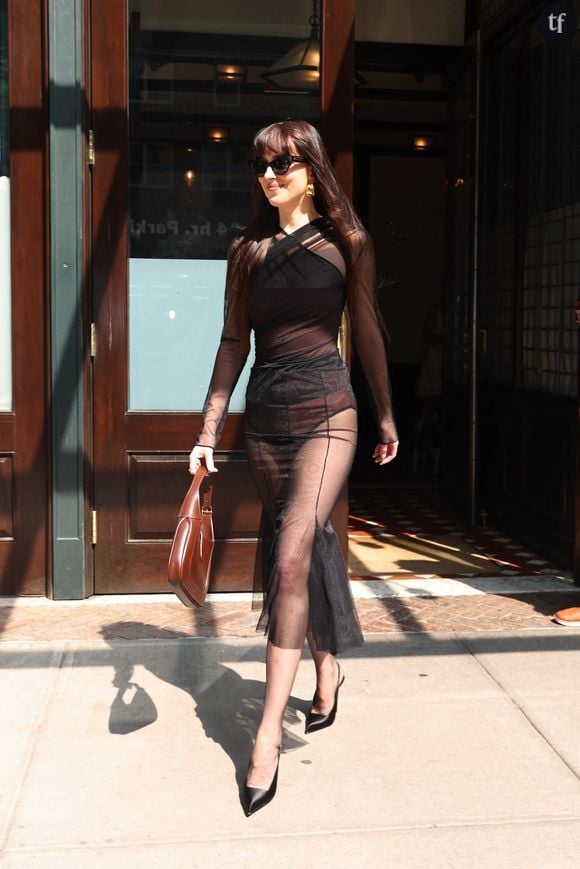 A en croire des internautes et enquêteurs en herbe, Dakota se la jouerait comme Diana. A l'image de la regrettée Lady Di, Dakota Johnson arborerait tout simplement... Une revenge dress. Vous savez, cette robe flamboyante portée par la princesse Diana suite aux aveux d'adultère du prince Charles. Devenue synonyme de "revanche" jubilatoire et émancipatrice dans l'inconscient collectif. Revendiquer son style pour mieux envoyer valser les goujats...