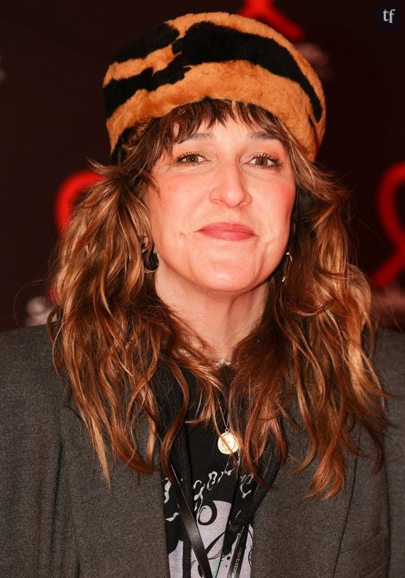 "C’est avec sa spontanéité habituelle qu’elle s’est prêtée au jeu de notre questionnaire « Sous influence » pour livrer sans filtre ses souvenirs les plus tendres (se balader nue dans un jardin au Portugal), ses fantasmes les plus fous (vivre avec la Bête dans son château)", décrit le magazine dans son gros plan sur l'animatrice la plus libre du PAF.