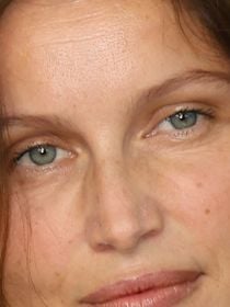"Le retour de la maigreur dans la mode, c'est terrifiant", tacle Laetitia Casta face à un système "capitaliste" qui "détruit" les femmes