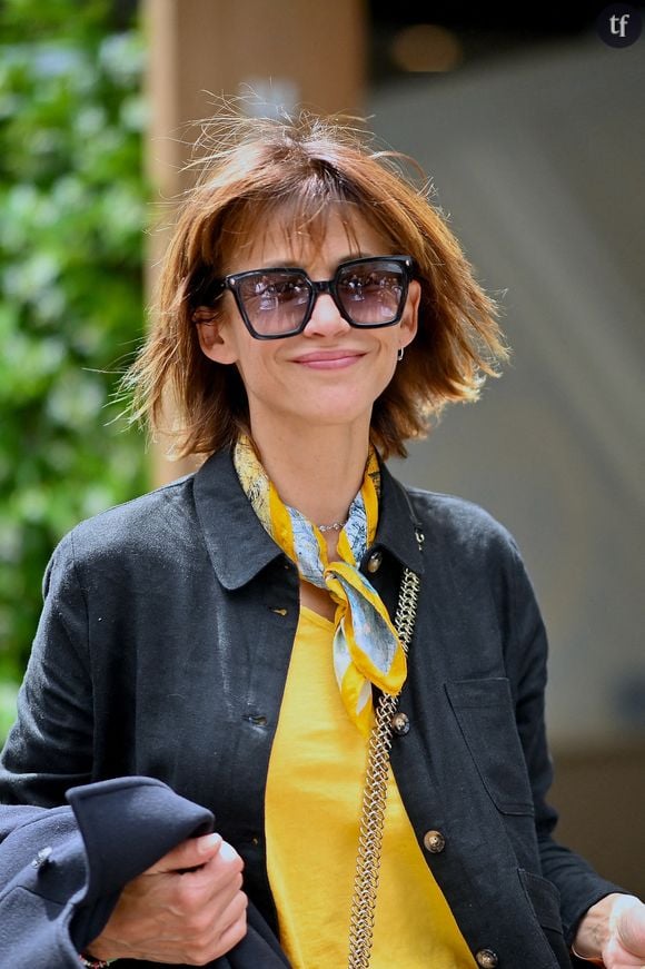 Heureusement pour l’actrice (et notre foi en la société), ces commentaires qui ne devraient plus exister en 2026 restent minoritaires et la plupart des internautes ont pris sa défense. “Les gens qui critiquent, j’aimerais vous voir à son âge, cette femme est sublime”, “Vous avez la critique facile, cette femme est super belle naturellement à 59 ans, sans chirurgie et sans artifice”.