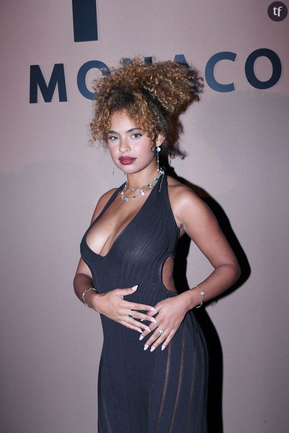 L'influenceuse Paola Locatelli a fait sortir les sexistes du bois en arborant une élégante robe noire au Festival de Cannes.