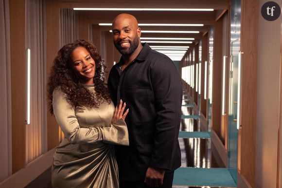 Netflix a dévoilé mercredi 10 septembre 2025 les premiers épisodes de Pour le meilleur et à l’aveugle, la version française de l’émission de télé-réalité Love is blind animée par Teddy Riner et sa compagne Luthna Plocus. Gallien, entrepreneur événementiel de 37 ans, a été exclu du tournage pour ne pas avoir respecté le règlement.

Un candidat exclu pour avoir enfreint le règlement

Diffusée depuis mercredi 10 septembre sur Netflix, les quatre premiers épisodes de la première saison française de Love is blind sont déjà plein de rebondissements. Dans le troisième épisode, la production a été totalement transparente en annonçant qu’un des participants avait été exclu du tournage qui se tenait en Suède. "Gallien ne fait plus partie de l’expérience, peut-on lire. Dans ce parcours d’amour à l’aveugle, les célibataires s’engagent à ne pas interagir avec le monde extérieur. Gallien a enfreint cette règle." 

"Nous étions toutes choquées parce que nous ne savions pas pourquoi il est parti", a réagi Sarah, décoratrice d’intérieur de 33 ans. "Cela m’a fait de la peine parce que Gallien cochait énormément de cases et répondait à de nombreux besoins notamment la légèreté et l’écoute. Notre communication était fluide", a déclaré Tatiana, entrepreneuse en cosmétique de 39 ans, qui avait échangé dans la capsule avec le célibataire. Thomas, architecte d’intérieur de 37 ans, a jugé "inacceptable" le comportement de Gallien. "Il a vu une fille à l’hôtel, et pas qu’un peu… ", a-t-il révélé à Tatiana.