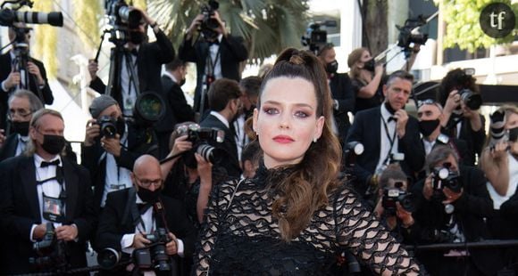 Un propos grossophobe et provocateur, auquel l’actrice de 18 ans répond : “Non, elle est belle”. Mais Ardisson ne s’arrête pas là dans la provoc’ et demande ensuite : “Et vous, vous faites dépuceler la première. C’est assez hard quand même, non ?”. Malgré un rire gêné, Roxane Mesquida tient tête et déclare : “Non, comme je l’ai dit c’était mon meilleur jour de tournage”.