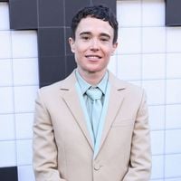 "Sublime ce couple" : cet acteur transgenre pose aux côtés de sa copine, ses fans l'acclament (de quoi inquiéter J.K. Rowling)