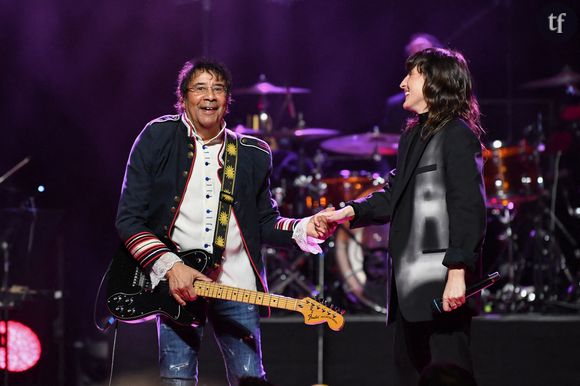 Dans une société encore régie par les règles du patriarcat, les femmes sont toujours pointées du doigt ou jugées plus durement que les hommes, que ce soit pour leurs choix de vie, leur physique. Dans le cas présent, il pourrait être intéressant d'interroger les raisons qui poussent certains hommes à toujours privilégier des relations avec des femmes beaucoup plus jeunes, plutôt que de systématiquement remettre en cause les motivations des femmes qui font ces choix.