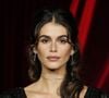 Kaia Gerber est sortie de chez elle avec sur les épaules une tenue très minimaliste. Un look audacieux mais qui engendre quantité de commentaires virulents à son encontre.