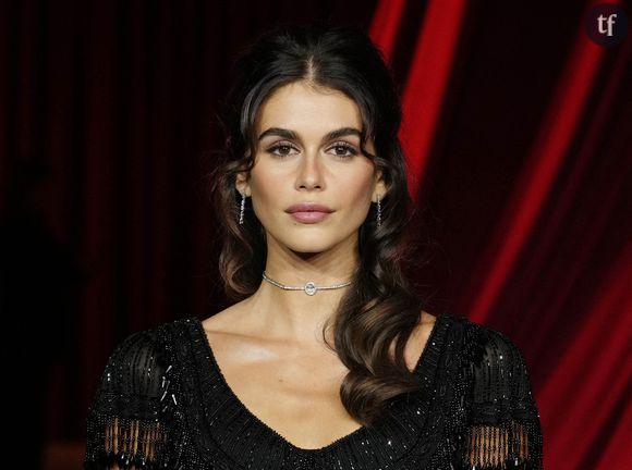 Kaia Gerber est sortie de chez elle avec sur les épaules une tenue très minimaliste. Un look audacieux mais qui engendre quantité de commentaires virulents à son encontre.