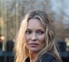 "C'est le régime drogue", "pas de bikini après 50 ans" : Kate Moss trop maigre et trop vieille ? Les haters s'en prennent à elle