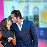 "On dirait sa mère", "Il mérite beaucoup mieux" : cette humoriste s'affiche avec son compagnon de 16 ans son cadet et se fait tacler sur leur différence d’âge