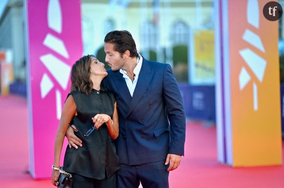 "On dirait sa mère", "Il mérite beaucoup mieux" : cette humoriste s'affiche avec son compagnon de 16 ans son cadet et se fait tacler sur leur différence d’âge