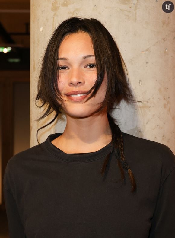 Dans Paris Match l’an dernier, elle dénonçait ainsi l’hyper sexualisation dont elle fait l’objet depuis ses plus jeunes années. Fustigeant : “En tant qu’Eurasienne je suis un objet sexuel aux yeux des hommes.”. Dans ses chansons par exemple, elle fustige précisément ce regard masculin qui lui impose une figure profondément sexiste, celle de la Lolita.