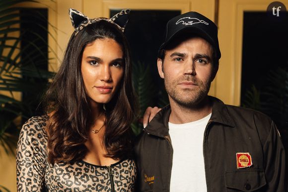 Car, comme le dirait Taylor Swift : “Je vais vieillir, mais tes amantes auront toujours mon âge”. Si Torrey DeVitto n’était que de deux ans sa cadette, Paul Wesley a continué de vieillir et ses compagnes ont toujours la vingtaine. Paul Wesley et Natalie Kuckenburg ont 18 ans de différence, étant donné que la jeune femme n’a que 25 ans.