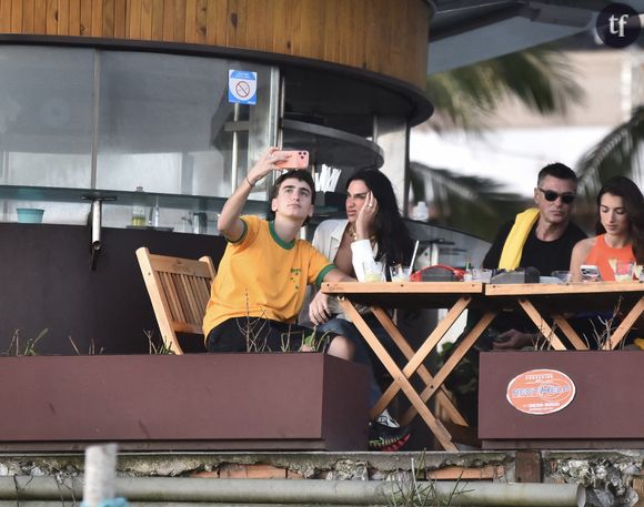 “Trop hot pour cette planète” : Dua Lipa en micro-bikini et abdos sculptés, Instagram explose