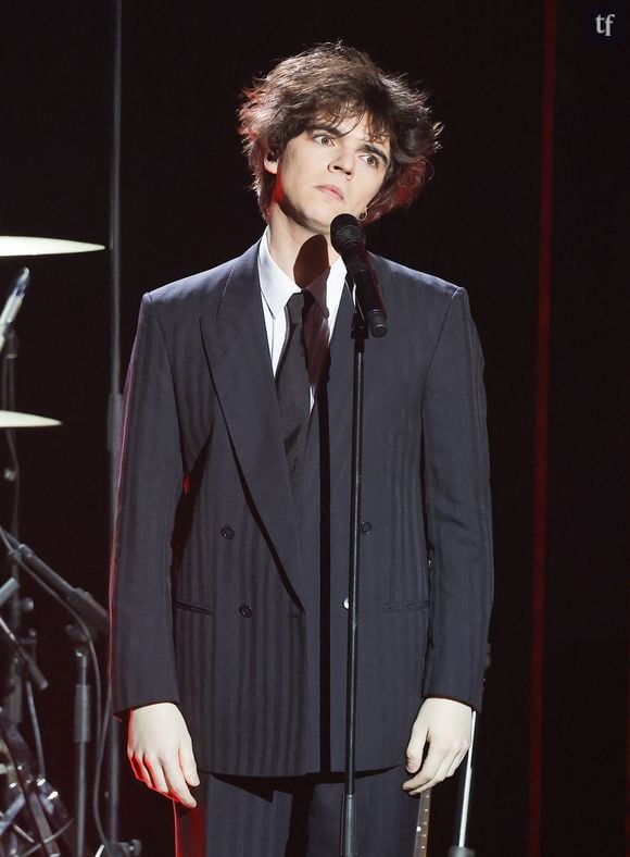 Sam Sauvage est la Révélation Masculine de la chanson française, couronné ainsi aux dernières Victoires de la Musique. Cérémonie tout simplement historique puisqu’elle a vu le triomphe sonore de Théodora, et les performances féministes de Suzane, interprétant son “Je t’accuse” comme un manifeste, bouleversant, et Marguerite, valorisant la sororité sur scène.