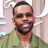 "Il doit porter plainte" : un chanteur agressé sexuellement par une femme en plein concert, les internautes scandalisés par ces images qui illustrent un non-dit de notre société