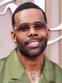 "Il doit porter plainte" : un chanteur agressé sexuellement par une femme en plein concert, les internautes scandalisés par ces images qui illustrent un non-dit de notre société