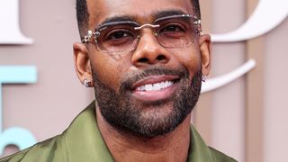 "Il doit porter plainte" : un chanteur agressé sexuellement par une femme en plein concert, les internautes scandalisés par ces images qui illustrent un non-dit de notre société