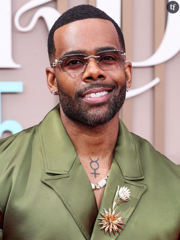 "Il doit porter plainte" : un chanteur agressé sexuellement par une femme en plein concert, les internautes scandalisés par ces images qui illustrent un non-dit de notre société