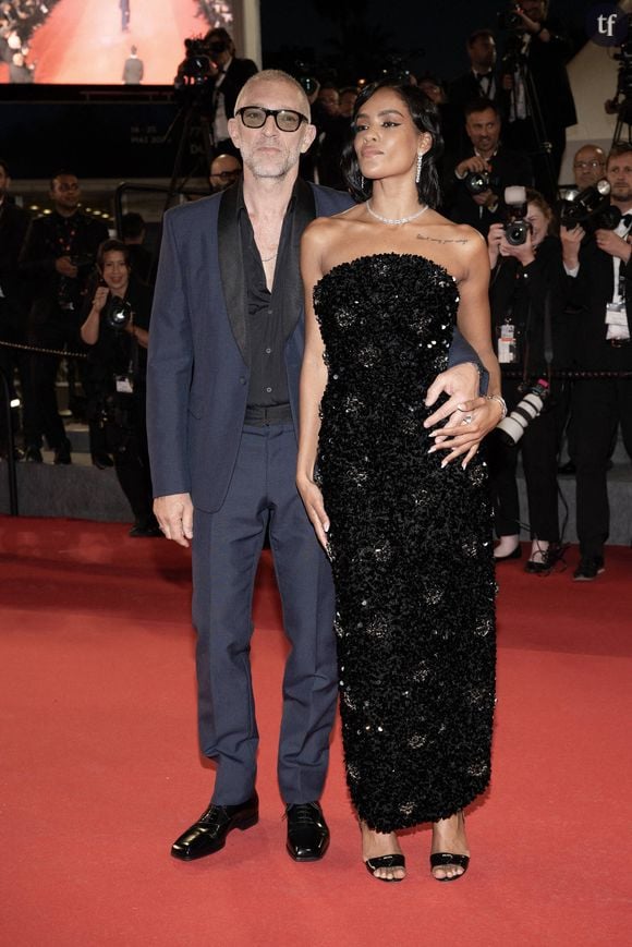 La relation de Vincent Cassel et Narah Baptista

Vincent Cassel a officialisé sa relation avec Narah Baptista en janvier 2024, malgré une différence d'âge de 30 ans. L'acteur s'était d'ailleurs exprimé sur le sujet, affirmant que "tu ne choisis pas de qui tu tombes amoureux", et partageant que la découverte de l’âge de ses partenaires n’a jamais été un frein. Narah Baptista est un mannequin originaire du Brésil. Elle a commencé sa carrière en Australie à 18 ans.