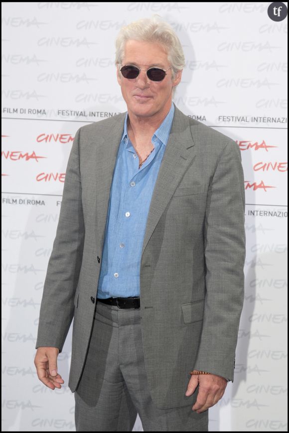 RICHARD GERE lui semble ne guère croire en cette uchronie : "À vrai dire, je ne pense pas que ça aurait fonctionné à l'époque. Voyez-vous, dans les années 80, on était à l'aise comme ça." Ah, les années 80 : plus patriarcales, plus insouciantes, plus décomplexées ! Forcément...