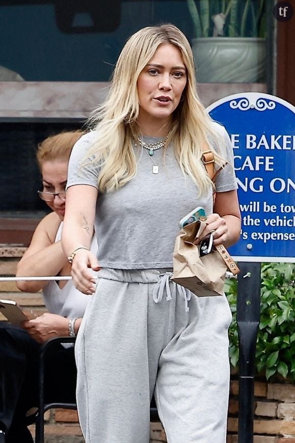 D’où l’intérêt de voir Hilary Duff, role model pour de nombreuses filles, s’exprimer, et poursuivre sur le même ton : “C’était une sensation horrible à vivre à l’époque, de ressentir tout ça. Heureusement, je m’en suis sortie, je suis passée à autre chose, puis je suis devenue mère.”, énonce-t-elle encore. L’actrice est parvenue à s’émanciper d’une toxicité qui aurait pu lui coûter cher, en s’épanouissant sur les plateaux, puis en dehors.