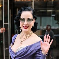 "Sex symbol à 52 ans" : cette légende absolue du cabaret burlesque veut "embrasser sa sensualité de quinqua" et refuse "d'avoir peur de vieillir"