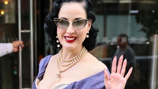 "Sex symbol à 52 ans" : cette légende absolue du cabaret burlesque veut "embrasser sa sensualité de quinqua" et refuse "d'avoir peur de vieillir"