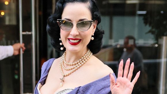 "Sex symbol à 52 ans" : cette légende absolue du cabaret burlesque veut "embrasser sa sensualité de quinqua" et refuse "d'avoir peur de vieillir"