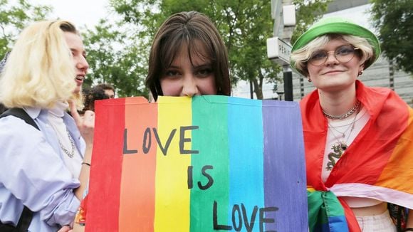 "Chaque baiser lesbien est une révolution" : deux femmes s'unissent dans cette célèbre émission de M6 et ça fait réagir les internautes