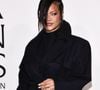 Dans une courte interview accordée à Marie Claire, Rihanna a qualifié son look de : "Intemporel ! Chic ! Parfait pour la période post-partum !" Ce qui n'a pas empêché les internautes de commenter les premières photos de la pop star après son accouchement, sur les réseaux sociaux. Certains n'ont pas hésité à zoomer sur son visage, critiquant son "double menton", ou la qualifiant de "grosse et difforme". "Elle a morflé sévère", "Elle est physiquement devenue une daronne", "Un boudin", peut-on encore lire parmi cette flopée de commentaires venant pour la plupart d'hommes.