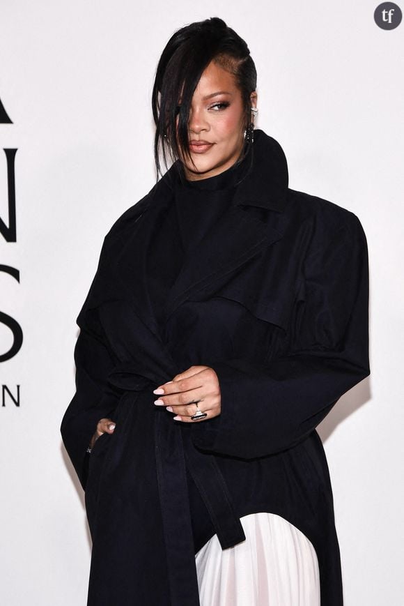 Dans une courte interview accordée à Marie Claire, Rihanna a qualifié son look de : "Intemporel ! Chic ! Parfait pour la période post-partum !" Ce qui n'a pas empêché les internautes de commenter les premières photos de la pop star après son accouchement, sur les réseaux sociaux. Certains n'ont pas hésité à zoomer sur son visage, critiquant son "double menton", ou la qualifiant de "grosse et difforme". "Elle a morflé sévère", "Elle est physiquement devenue une daronne", "Un boudin", peut-on encore lire parmi cette flopée de commentaires venant pour la plupart d'hommes.