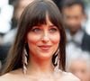 Dakota Johnson a signé cette année quantité d’apparitions remarquées sur les tapis rouges et ailleurs. 

Qu’elle arbore la naked dress, cette robe transparente qui dévoile sous-vêtements et anatomie de celle qui en porte l’étoffe légère, lingerie sexy, l’espace de spots solaires, ou tenues plus “classiques” qui font penser au style des divas hollywoodiennes d’antan, la comédienne a démontré son érudition pour tout ce qui est des tendances et de la mode, entre le sulfureux et l’indémodable justement, voire l’iconoclaste.