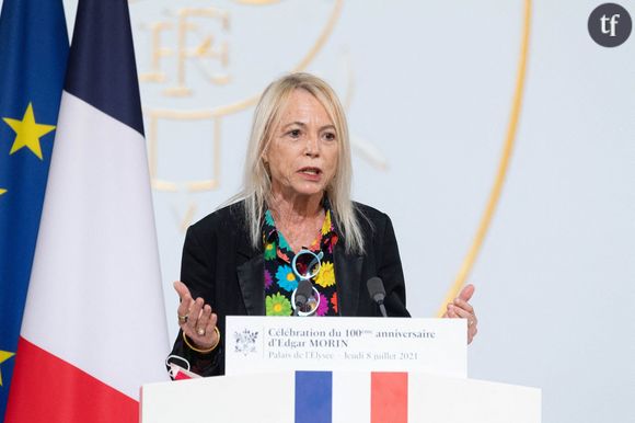 Précisant : "On n'y pense pas, c'est le regard des autres qui vous fait vieux. Ce matin, on m'a laissé la place dans le métro. Mais j'ai refusé, c'est ça la révolte". Il y a naturellement une forme d'humour dans ce qualificatif, qui est surtout une réponse aux injonctions faites aux femmes "âgées".