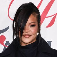"Elle a morflé sévère", "Grosse et difforme" : deux mois après avoir accouché, Rihanna pose sur le tapis rouge et subit des critiques sur son corps post-partum